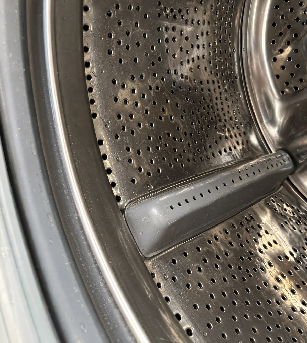Illustration of the same stainless washer drum free of pet hair, after
